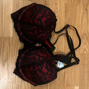 Röd och svart bh, spets - Skitsnygg röd och svart bh i storlek 75B. Säljer då den tyvärr är för stor för mig. Original pris 300 men 100 nu.