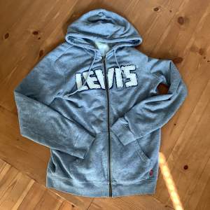 En Levis hoddie som är väldigt bekväm skick 8/10