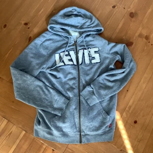 Levis hoodie - En Levis hoddie som är väldigt bekväm skick 8/10
