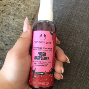 Hydrating body mist från The Body shop  - Body mist med doft av hallon Helt oanvänd Vegansk 100ml 