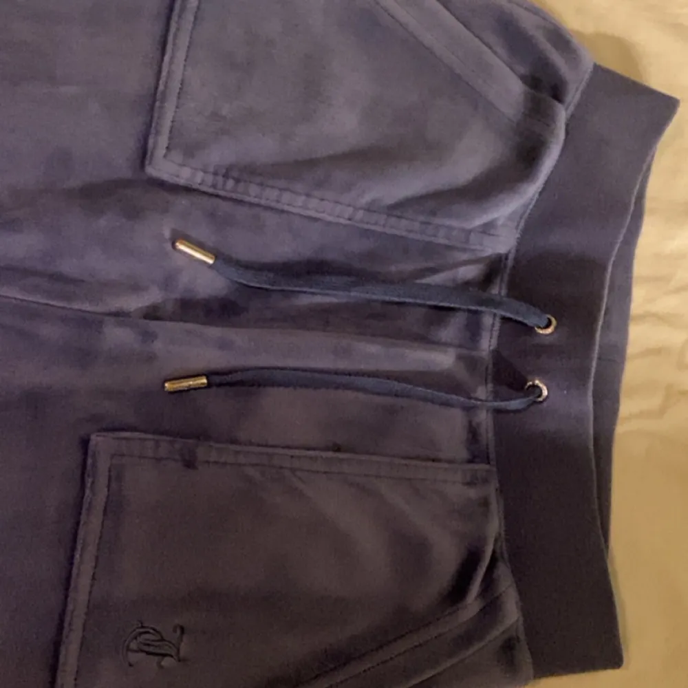 Juicy couture byxor i den populära färgen grey blue. Dem är lite använda men har inga defekter och har blivit tvättade en gång . Skriv om ni är intresserade. Pris kan diskuteras vid direkt köp😊. Jeans & Byxor.