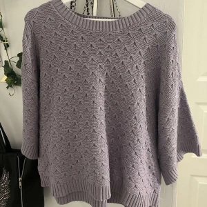 Stickad T-shirt  - As snygg stickad T-shirt. Kommer endast sälja vid bra bud då jag skulle kunna ha kvar den men bara har tröttnat lite. Köpte för 400 så kontakta mig med hur mycket du skulle kunna köpa för om du är intresserad.💗