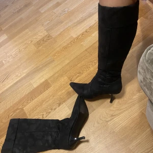Boots med smal klack - Svarta lite fläckiga men annars hela. Strl 38.5. Spetsig topp med smal klack. 
