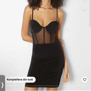 Hej! Säljer en jättefin klänning från Bershka. Klänningen är svart med en väldigt snygg detaljer under bysten. Klänningen är i storlek M men passar även S.  Bara att skriva för mer information! 🫶🏼