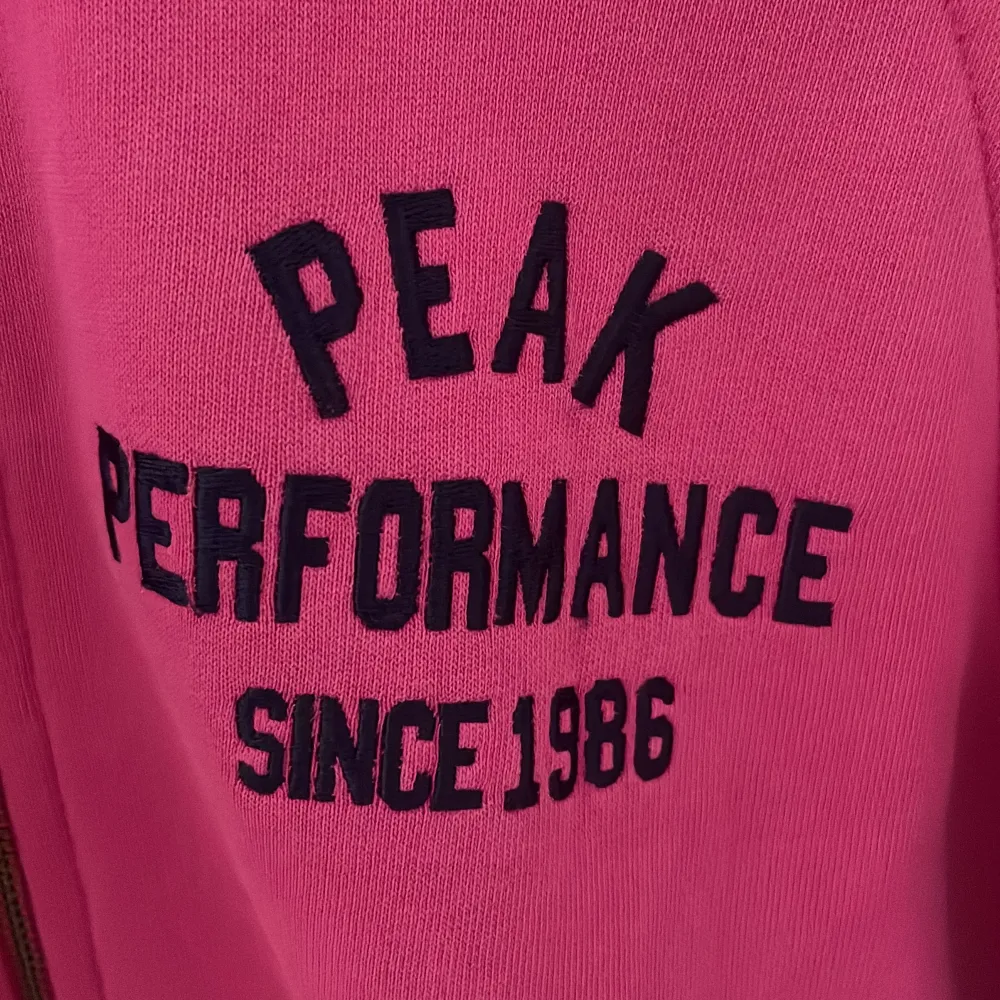 Säljer denhär jättefina zip up hoodien från peak performance. Har aldrig använt den eftersom att den inte riktigt är min stil.  Nypris: 750kr. Tröjor & Koftor.
