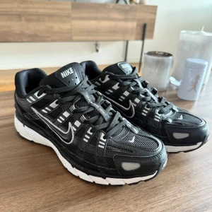 Nike P 6000 black, white and metallic silver - Nike P 6000 black, white and metallic silver i storlek 41. Hör av er vid intresse!