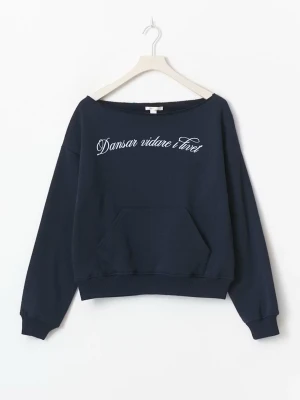 Mörkblå hoodie med textprint - Säljer en mörkblå hoodie med vit textprint. Ofshoulder tröja.