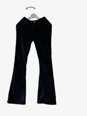 Svarta bootcut jeans🌸 - Snygga svarta bootcut jeans med klassisk femficksdesign och knappgylf. Jeansen har utsvängda ben och är perfekta för en trendig och avslappnad look. Materialet är troligtvis bomullsdenim med lite stretch för extra komfort.