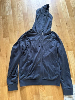 Mörkgrå hoodie från EA7 Emporio Armani - Snygg mörkgrå hoodie från EA7 Emporio Armani. Storlek XS men passar även S bra. 