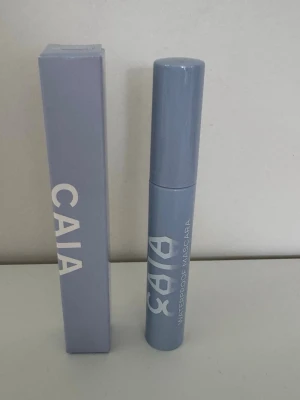 Oanvänd CAIA Cosmetics Waterproof Mascara - CAIA Cosmetics Waterproof Mascara. Mascaran är vattenfast. Ny i förpackning. Rökfritt hem.