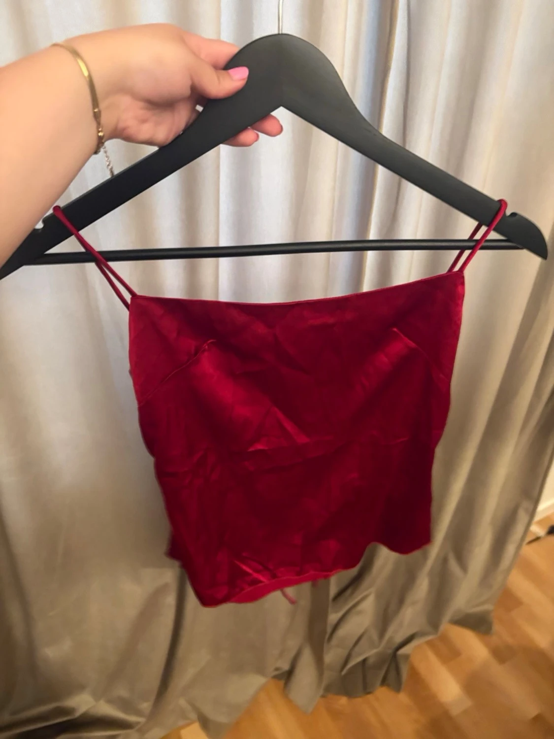 Röd satin linnetopp med snörning