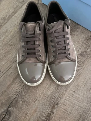 Lanvin Captoe DBB1 Med Glans Herr Skor - Säljer nu ett par schyssta Lanvin Captoe DBB1 i färgen grå! | Mycket gott skick,   Lite smutsiga på undersidan, annars väldigt gott skick!✅Og medföljer, Box samt dustbag alltså! ☀️ Uk5 vilket motsvarar ca storlek 40! Självklart 100% autentiska och äkta ✅  🚚Fraktas alltid inom 24h📦