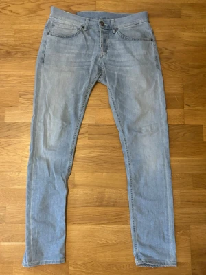 Dondup George Jeans W31 – Made in Italy - Säljer ett par Dondup George jeans i storlek W31. Ljusblå tvätt med snygg passform och klassisk Dondup-design med D-emblem på bakfickan.  Jeansen är i fint använt skick utan större anmärkningar. Sköna och stilrena, passar till både vardag och fest.  Storlek: W31  Skicka gärna meddelande vid frågor eller om du vill ha fler bilder. Mått: waist 40cm ytterbenslängd: 101cm