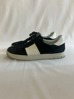 Valentino flycrews  - Dessa flycrews är antingen en av få limiterade modeller eller så är dem inte äkta, har aldrig sett liknande flycrews innan. Därför är priset så lågt