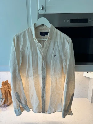  linneskjorta från Polo Ralph Lauren -  skjorta i linne från Polo Ralph Lauren färgen är lite gul andra bilden ger en bra bild på hur färgen är, om för fler frågor 