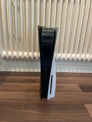 Playstation 5 - Använd ps5 bra skick utan kontroll loket längst upp den gick sönder så behövde köpa en ny så det blir svart vit och inte hel vit annars så funkar den som normalt med inga fel pris kan diskuteras 