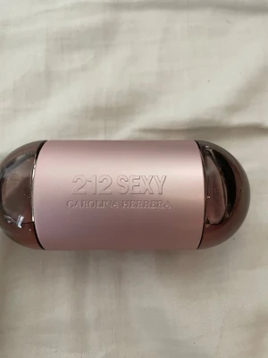 212 Sexy parfym från Carolina Herrera 100ml  - Säljer en 212 Sexy parfym från Carolina Herrera. Flaskan har en unik kapselliknande form i roséguld och rosa glas. Parfymen kommer i två separata sprayflaskor som passar perfekt i väskan. Modern och elegant design som sticker ut i badrumshyllan. 100ml oanvänd utan låda pris kan diskuteras 