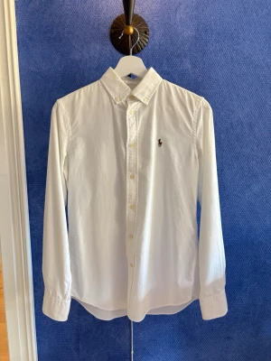 Vit skjorta från Ralph Lauren - Stilren skjorta från Polo Ralph Lauren med broderad logga på bröstet. Självklart äkta! Den har inga defekter. 