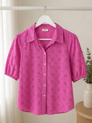 Rosa broderad blus från ONLY - Äkta vintage. Snygg rosa blus från ONLY med broderade blommor och korta ärmar. Blusen har klassisk krage, knäppning framtill och är tillverkad i ett lätt bomullstyg. Perfekt för dig som vill ha en färgglad och luftig look.