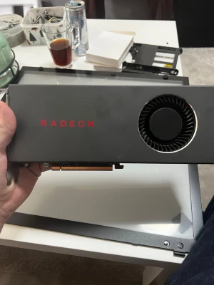 AMD Radeon rx 5700 8gb - Säljer ett AMD Radeon grafikkort med svart och röd design. Kortet har en stor fläkt på ena sidan och PCIe-anslutning. Perfekt för gaming eller tyngre datoranvändning. Stilren och robust konstruktion i metall och plast.