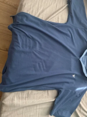 Blå kortärmand skjorta från Gant - Snygg blå kortärmad skjorta från Gant med klassisk krage och broderad logga på bröstet. Säljer pappa gamla kläder då han gått ner i vikt💕