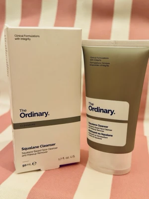 The Ordinary Squalane Cleanser 50ml - Säljer en Squalane Cleanser från The Ordinary, 50 ml. Ansiktsrengöring som även tar bort makeup. Tuben är grå med vit etikett och svart text, och kommer i originalförpackning. Perfekt för dig som vill ha en mild och effektiv rengöring i din hudvårdsrutin.