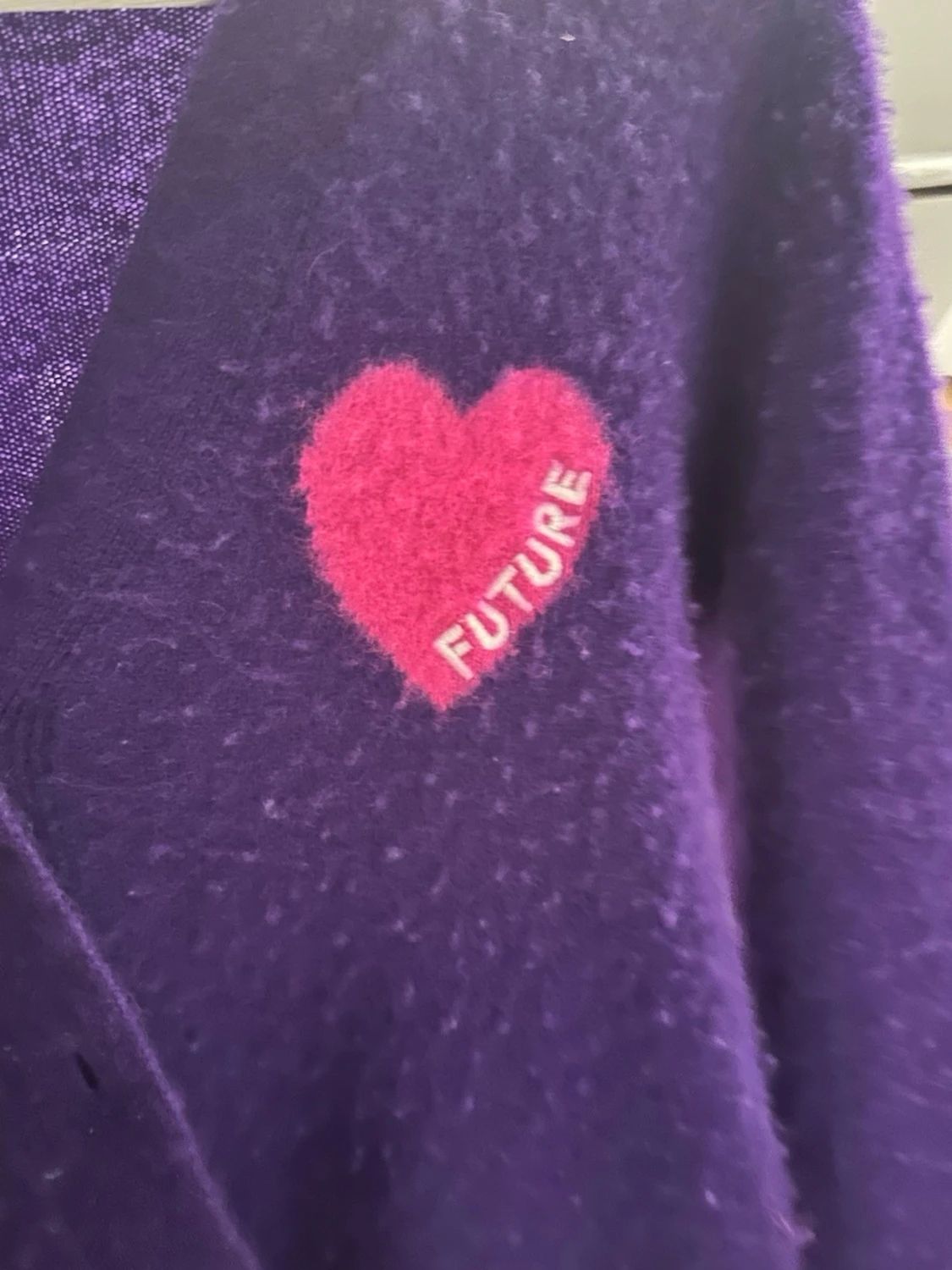 Lila fluffig kofta med hjärtdetalj - 2