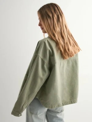 Olivgrön jeansjacka med stora fickor - Olivgrön jeansjacka i avslappnad modell med raka axlar och två stora utanpåliggande fickor framtill. Jackan har klassisk krage och silverfärgade knappar. Perfekt för en trendig och enkel stil.                                                                          Lite osäker på om jag skulle sätta mycket bra skick eller nytt skick. ser inga tecken på användning men har inte kvar orginalförpackningen.