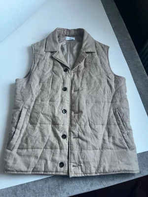 These glory days väst - Säljer nu denna these glory days bäst för ett riktigt bra pris💸. Västen passar perfekt till storleken M och passar dig som vill ha en skön look till sommaren, priset är ej hugget i sten🤯