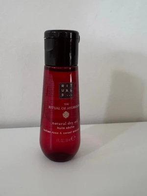 Ny! Rituals The Ritual of Ayurveda Natural Dry Oil - Ny! Rituals The Ritual of Ayurveda Natural Dry Oil. Denna torrolja är berikad med indisk ros och sötmandelolja. Den är lämplig för både kropp och hår.