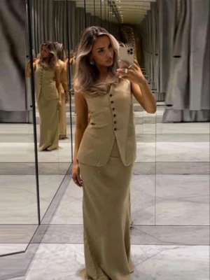 Beige set från H&M - Beiget set med väst och matchande kjol. 