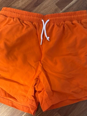 Weekend Offender Blue Blood Cosmos Shorts XL - Säljer ett par Weekend Offender Blue Blood Cosmos Shorts. Storlek XL. I väldigt bra skick. Köpt på WOs hemsida.
