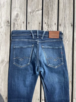 Mörkblåa Replay Anbass jeans  - Mörkblåa replay Anbass jeans i nyskick. Storleken är 31/32 och nypris är över 1600kr. Hör gärna av er vid intresse eller frågor!
