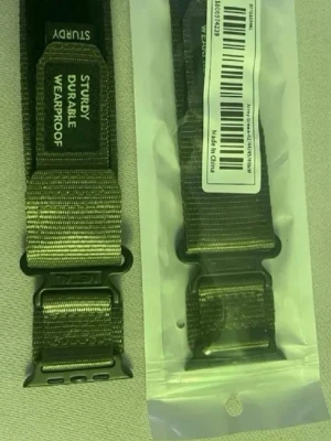 Grönt nylonarmband till smartklocka - Säljer ett slitstarkt och tåligt grönt nylonarmband till smartklocka. Armbandet har robust spänne i metall och texten 'STURDY DURABLE WEARPROOF' på bandet. Passar dig som vill ha ett bekvämt och hållbart armband till din smartwatch.