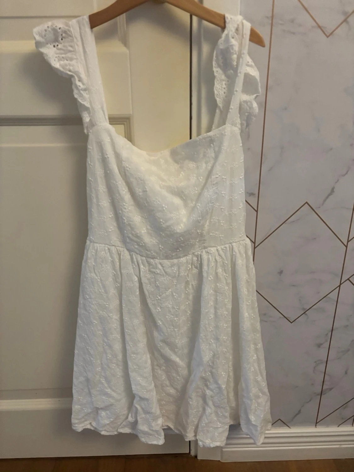 Vit kort klänning med spetsdetaljer