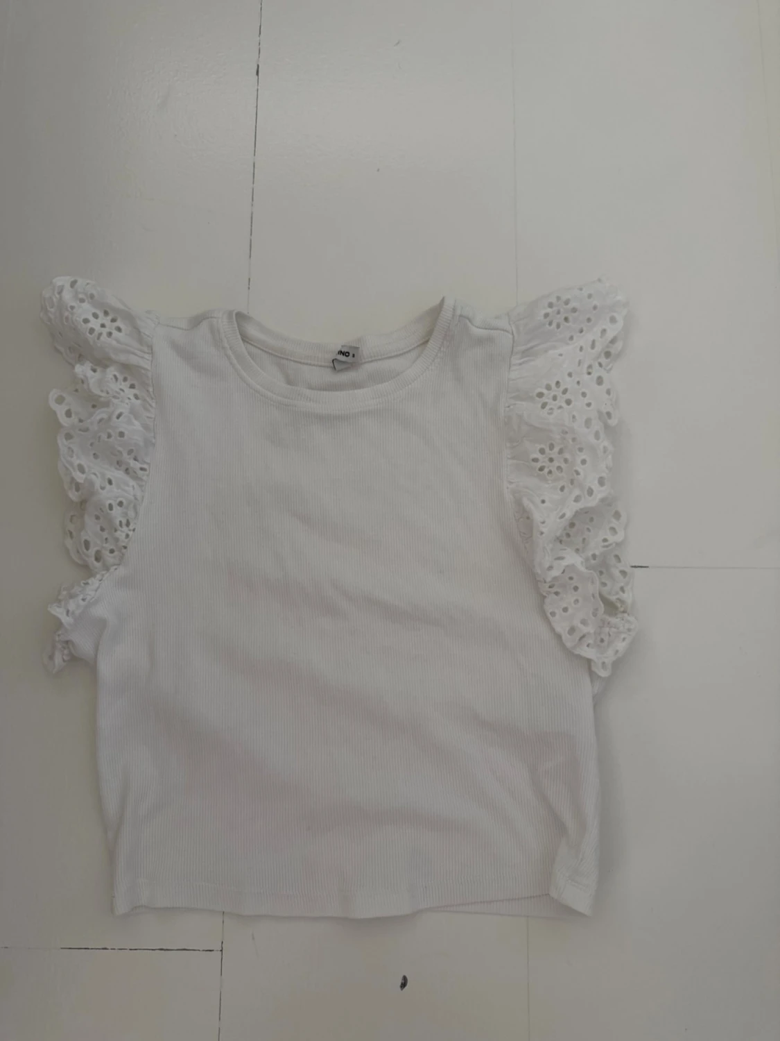 Vit topp med broderade volangärmar - 1
