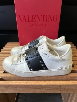 Valentino rockstuds  - Tjena, säljer nu dessa riktigt snygga och populära valentino rockstudsen, de är i bra skick utan några skador, box ingår, hör av er vid frågor och funderingar🙌🤝 