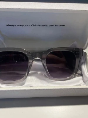 Chimi 04 grey solglasögon - Snygga solglasögon från Chimi med transparent båge och mörka, fyrkantiga linser. Perfekt accessoar för att lyfta din stil med en modern och trendig look. Bågarna är i plast och ger en cool vibe till alla outfits.