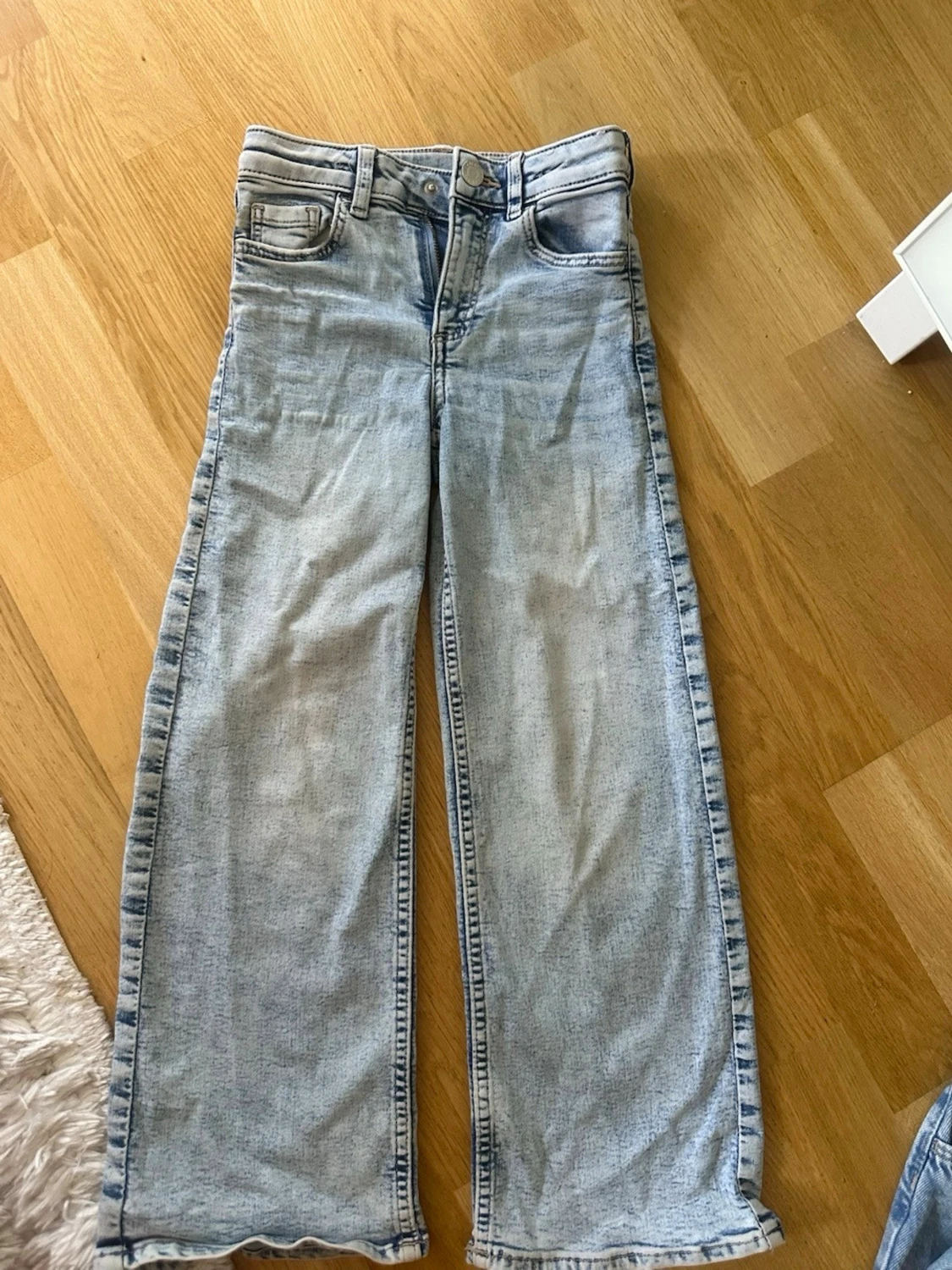 Ljusblåa wide leg jeans