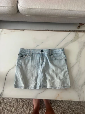 mini lågmidjad jeanskjol  - skitfin lågmidjad mini jeanskjol i ljusblå färg säljer även flera styckna liknande 💞