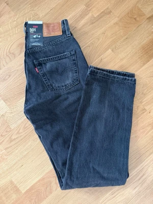 Levi's 501 svarta raka jeans - Klassiska Levi's 501 jeans i svart denim med rak passform och knappgylf. Aldrig använda! 