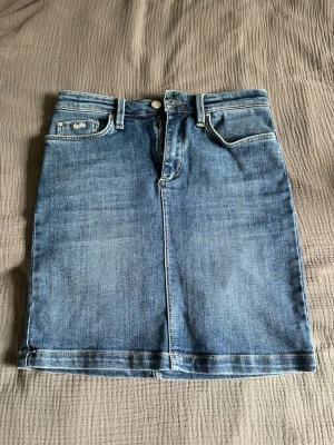 Jeanskjol - En jättefin jeanskjol som knappt är använd. De står att storlek är xs men jag brukar ha S-M och ja får på mig den. Nypris: 449kr