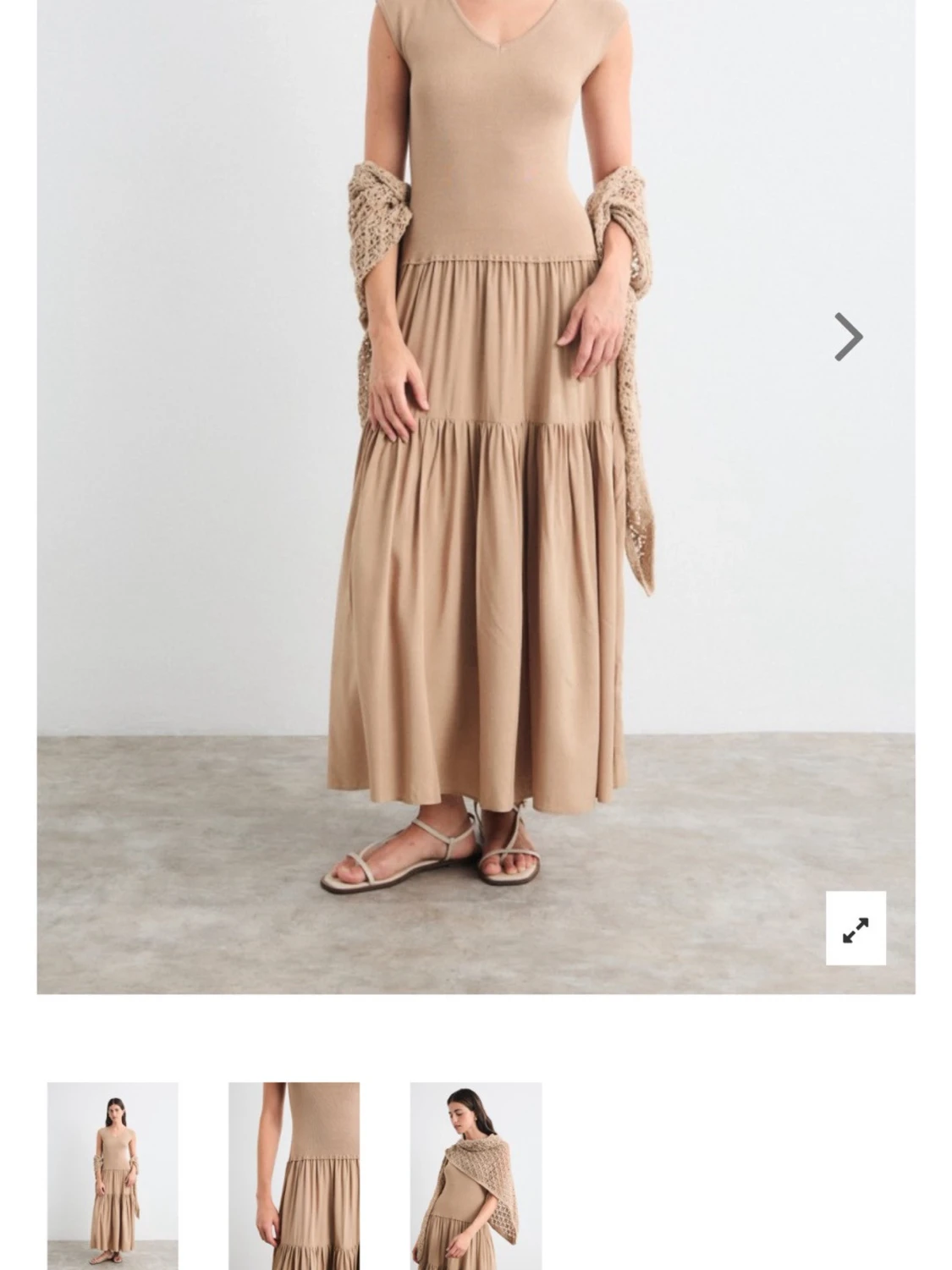 Beige långklänning med v-ringning - 1