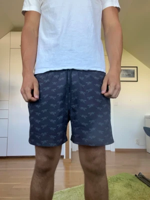 Svarta mönstrade badbyxor - Svarta badbyxor med tigrar i mönster från Tiger Of Sweden. Strl S. Inga defekter. Modellen är 178 cm och väger 77kg. Hör gärna av dig vid frågor!