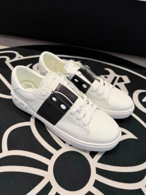 Valentino white and black shoes 44 - Never used, in amazing condition. Ask DM for more questions and follow insta to join our giveaways!