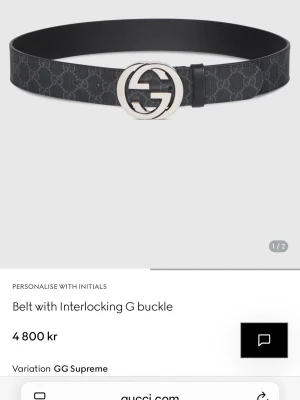 Svart GG Supreme bälte från Gucci - Snyggt svart bälte från Gucci med GG Supreme-mönster och stor, silverfärgad spänne med interlocking G. Bältet har en klassisk och stilren look som passar till många outfits. Tillverkat i syntetmaterial med exklusiv känsla. KVITTO FINNS!!!