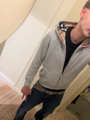 Grå zip hoodie med Burberry-detaljer - Söker Burberry Hoodie ‼️INTE TILL SALU ‼️