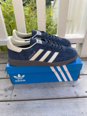 Adidas Spezial Mörkblå Navy - Säljer ett par riktigt feta Adidas Spezial i färgen navy blue. Riktigt heta just nu. | Snygg mocka med de klassiska adidas sträcken. Sitter skönt och passar till det mesta. | Storlek 44 & i princip nya med box ✔️ 