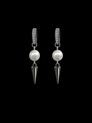 Silvriga örhängen med pärlor och strass - Snygga örhängen i silverfärg med vita pärlor och gnistrande strass på bygeln. Hängande design med spetsig metallisk detalj under pärlan som ger en edgy look. Perfekta för dig som vill sticka ut med dina accessoarer.