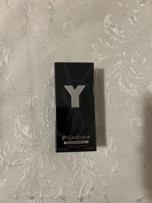 Yves Saint Laurent Y Eau de Parfum 100ml - Yves saint laurent (100ml)                  Helt oöppnad med plastet kvar på. Fick för många av min mormor från Spanien som misstänkte att jag hade fler syskon, det är anledningen till varför jag säljer. Skriv för diskussion av pris eller mer frågor😁